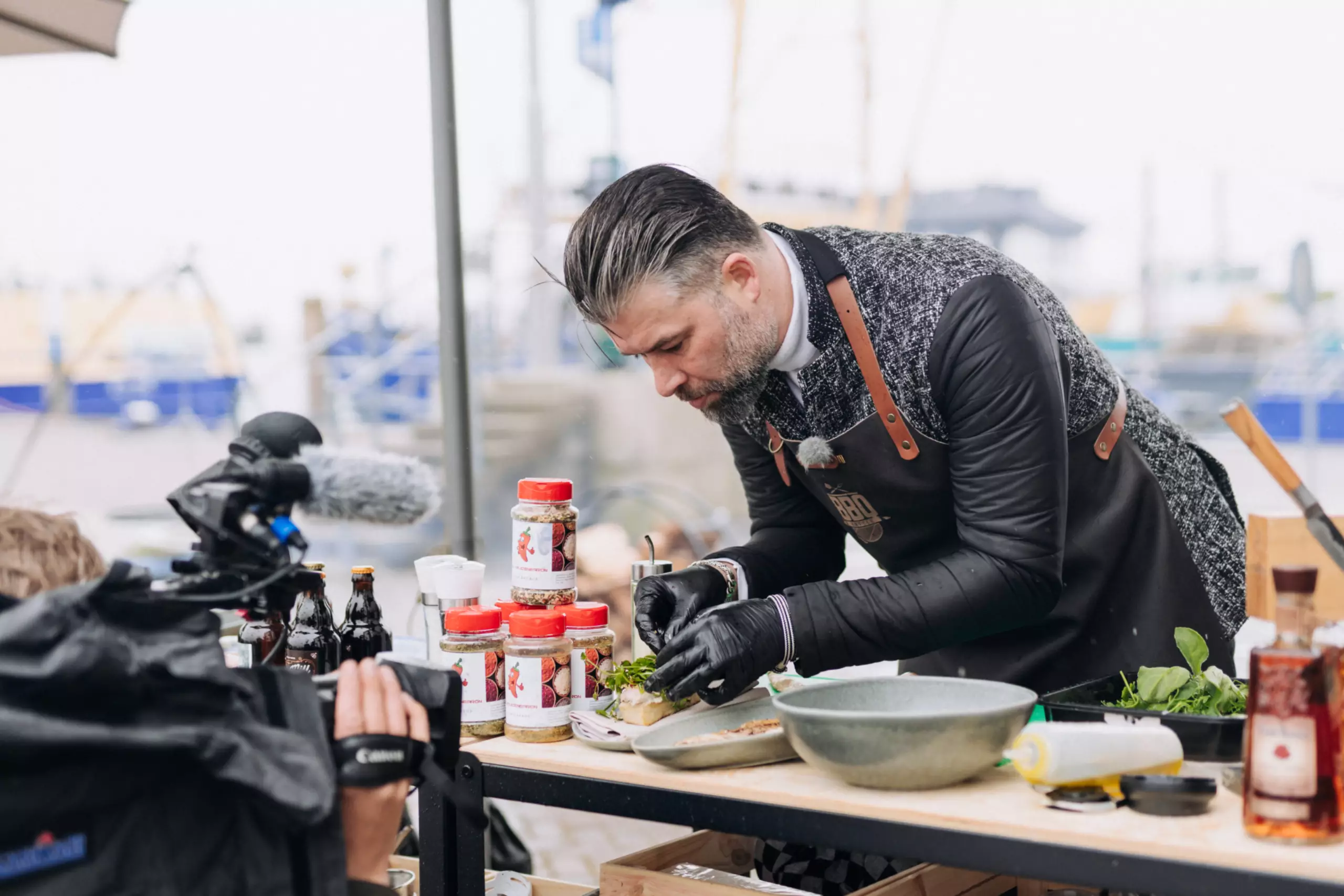 Niels Runderkamp maakt zijn gerecht met poon BBQ Battle