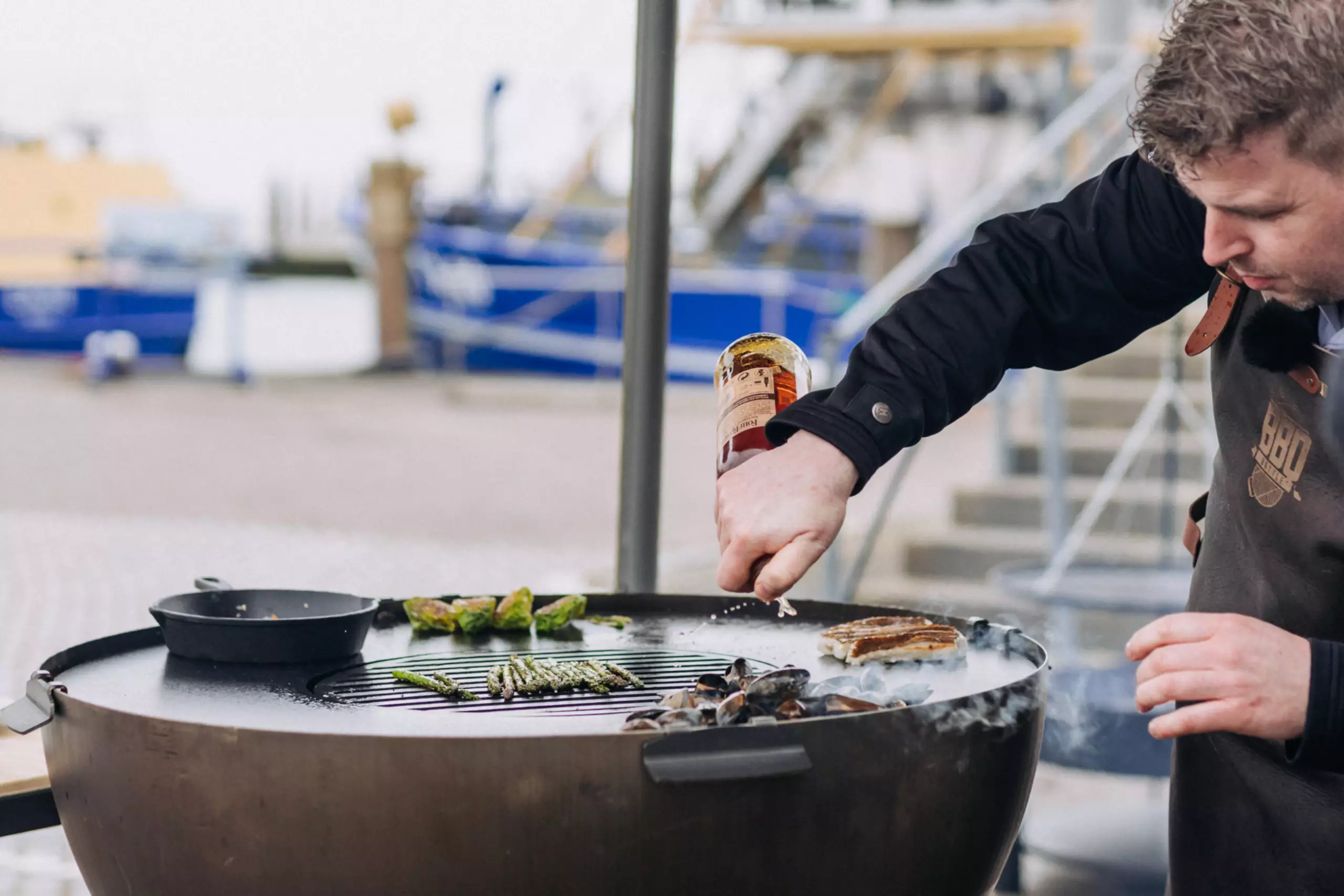 Boy Schuiling maakt een gerecht met poonfilet tijdens de BBQ Battle