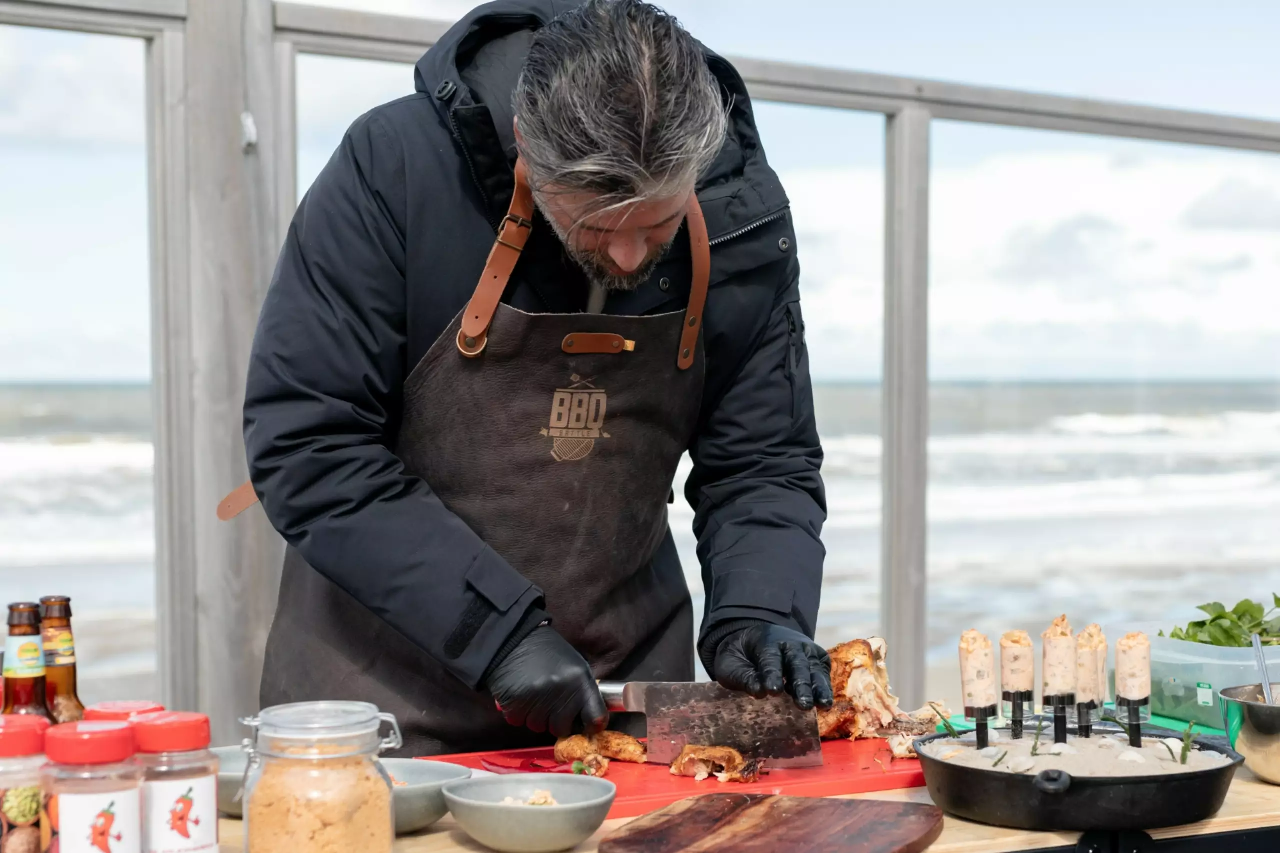 Niels Runderkamp aan de slag met zijn gerecht met kip BBQ Battle