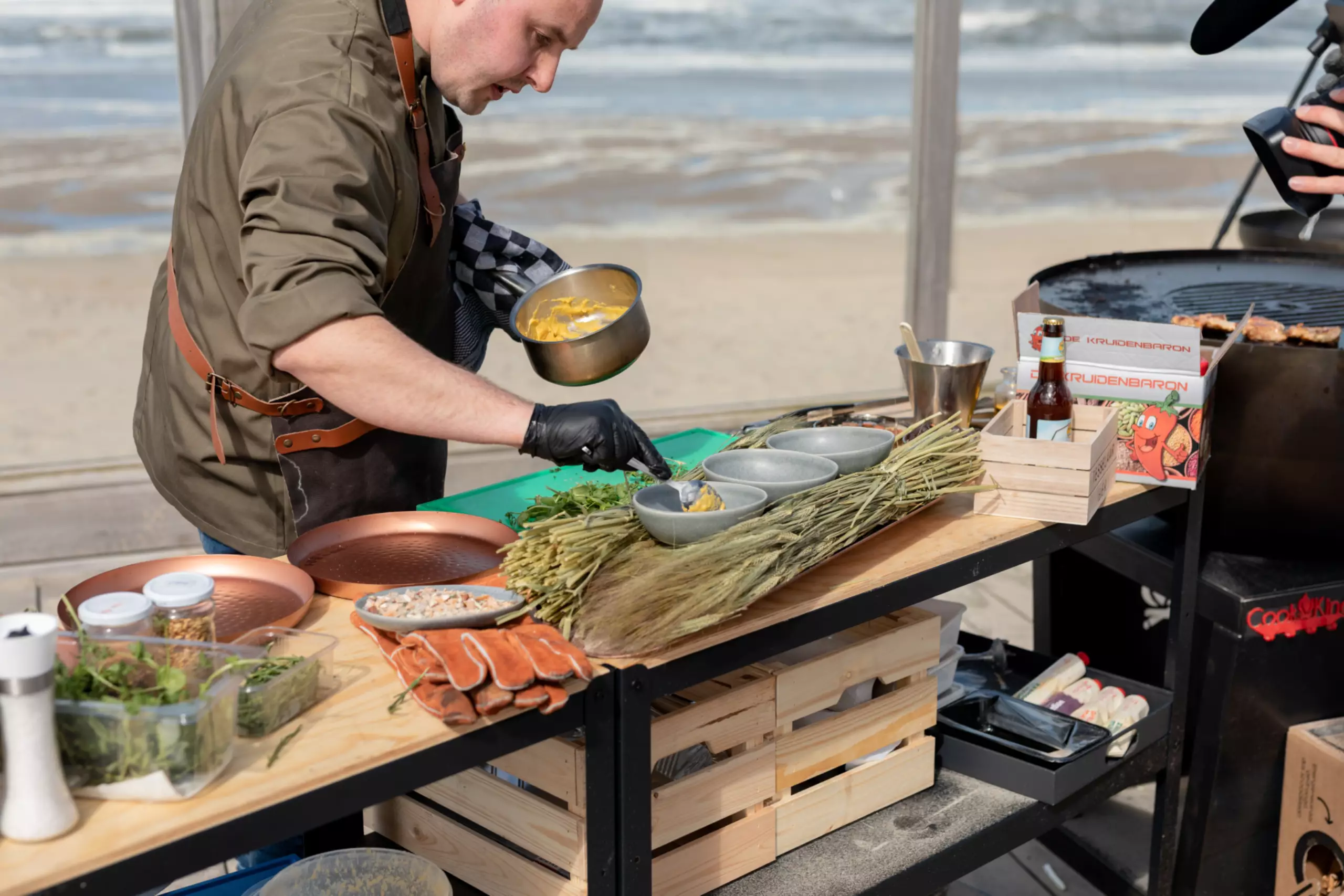 Leon van Sambeek maakt zijn gerecht tijdens de BBQ Battle
