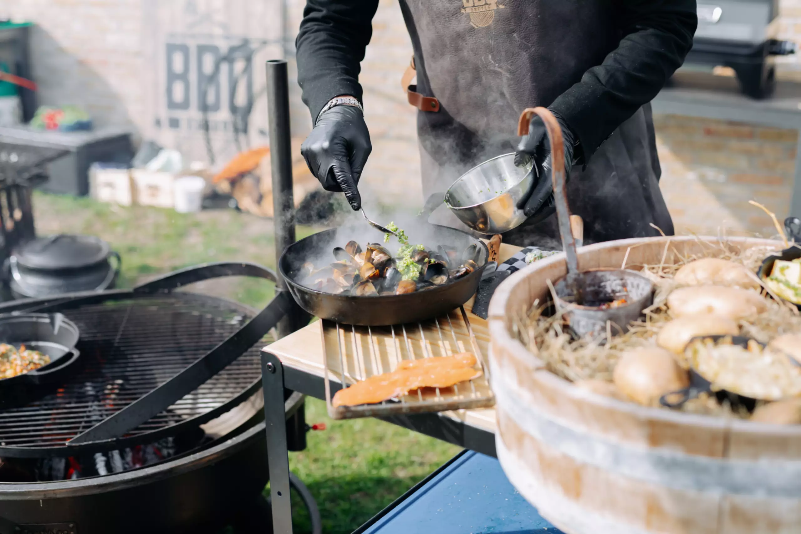 Niels maakt een gerecht met aardappelen mosselen en zalmforel tijdens de BBQ Battle