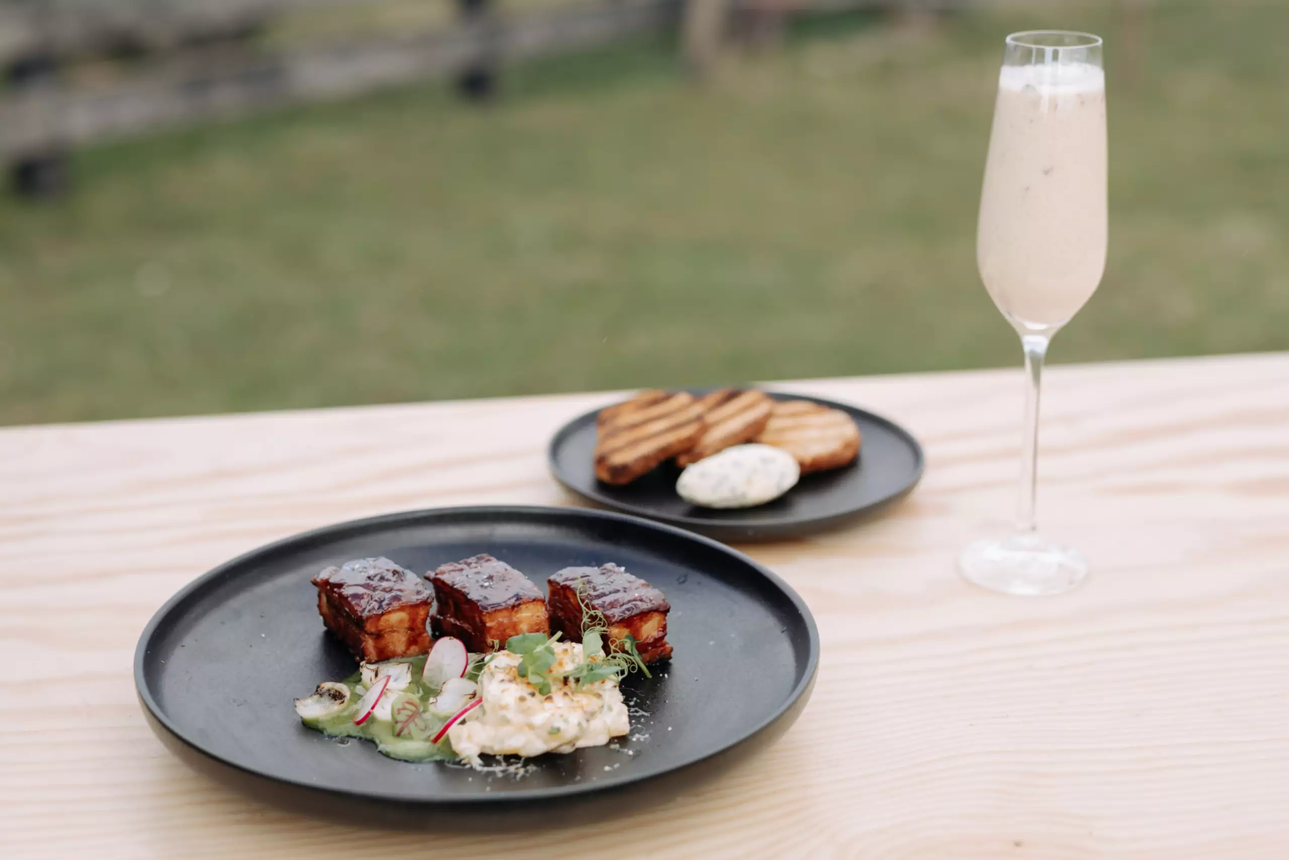 Gerecht met buikspek aardappelsalade en aardappelsoep van de BBQ Battle