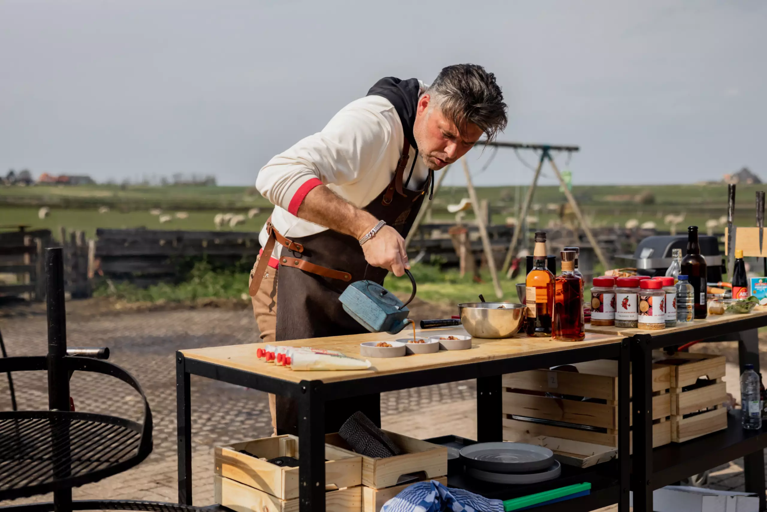 Niels Runderkamp maakt zijn gerecht met lamsvang