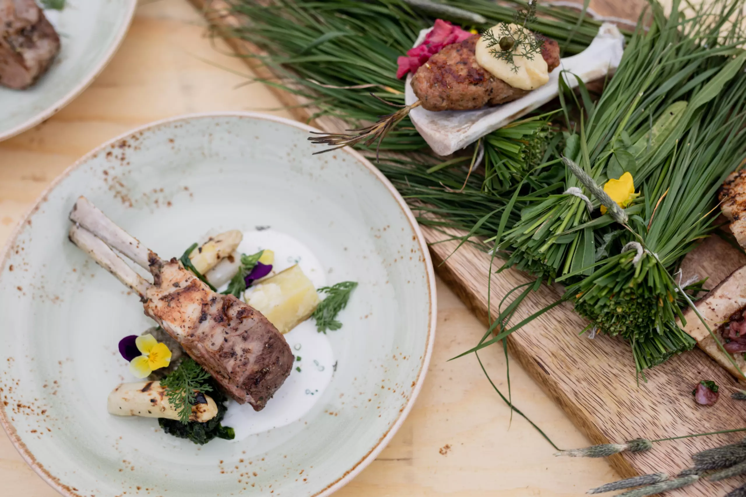 Gerecht met gebraden lamsrack lamskebab met lamstartaar BBQ Battle
