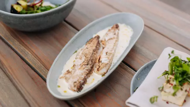Gerecht poonfilet met prei en groenten in roomsaus BBQ recept