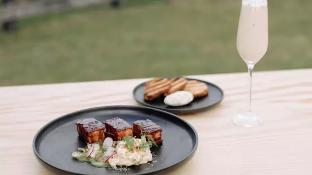 Gerecht met buikspek aardappelsalade en aardappelsoep van de BBQ Battle