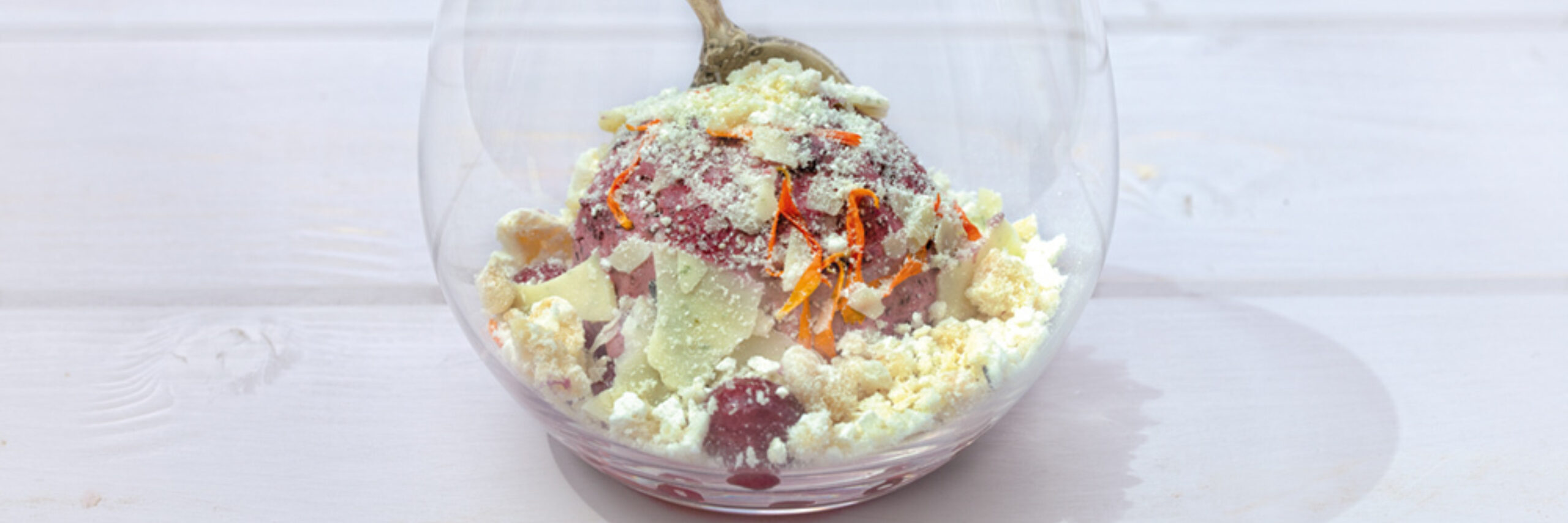 Eton mess met bosvruchten en zeewier meringue