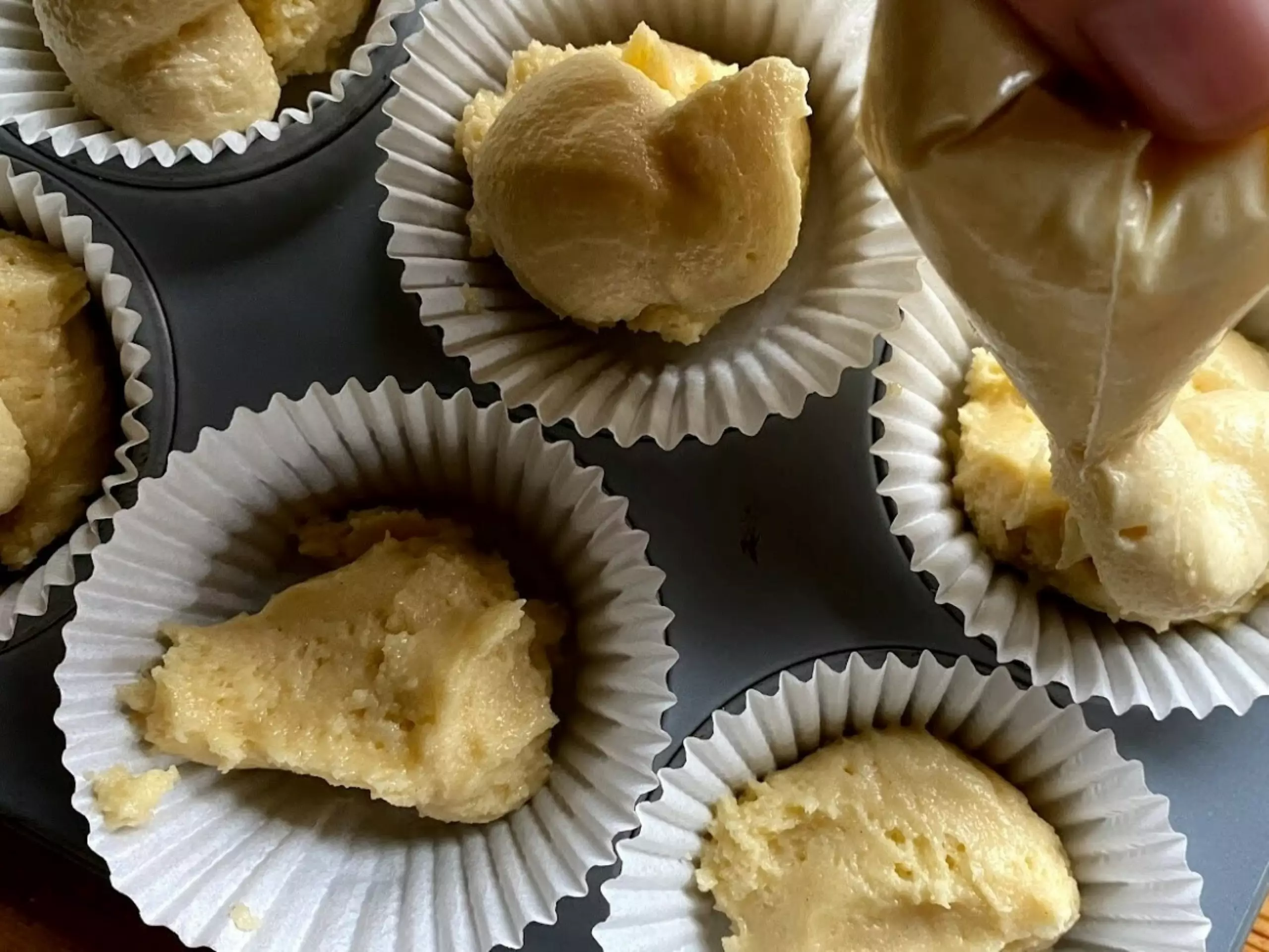 Het vullen van de cakejes