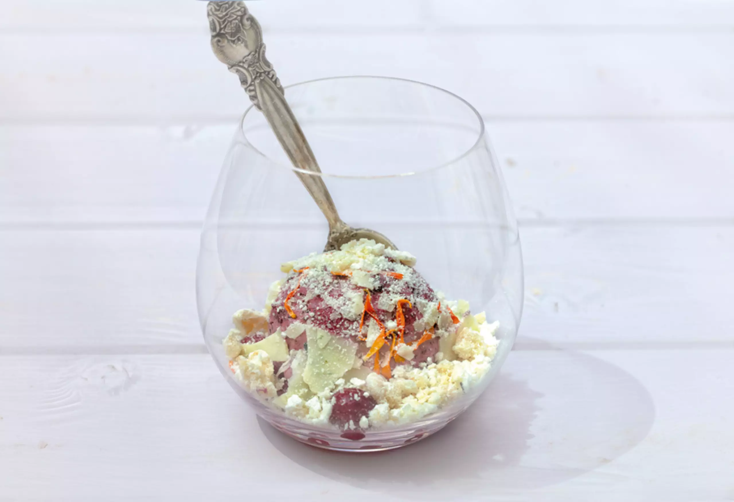 Eton mess met bosvruchten en zeewier meringue