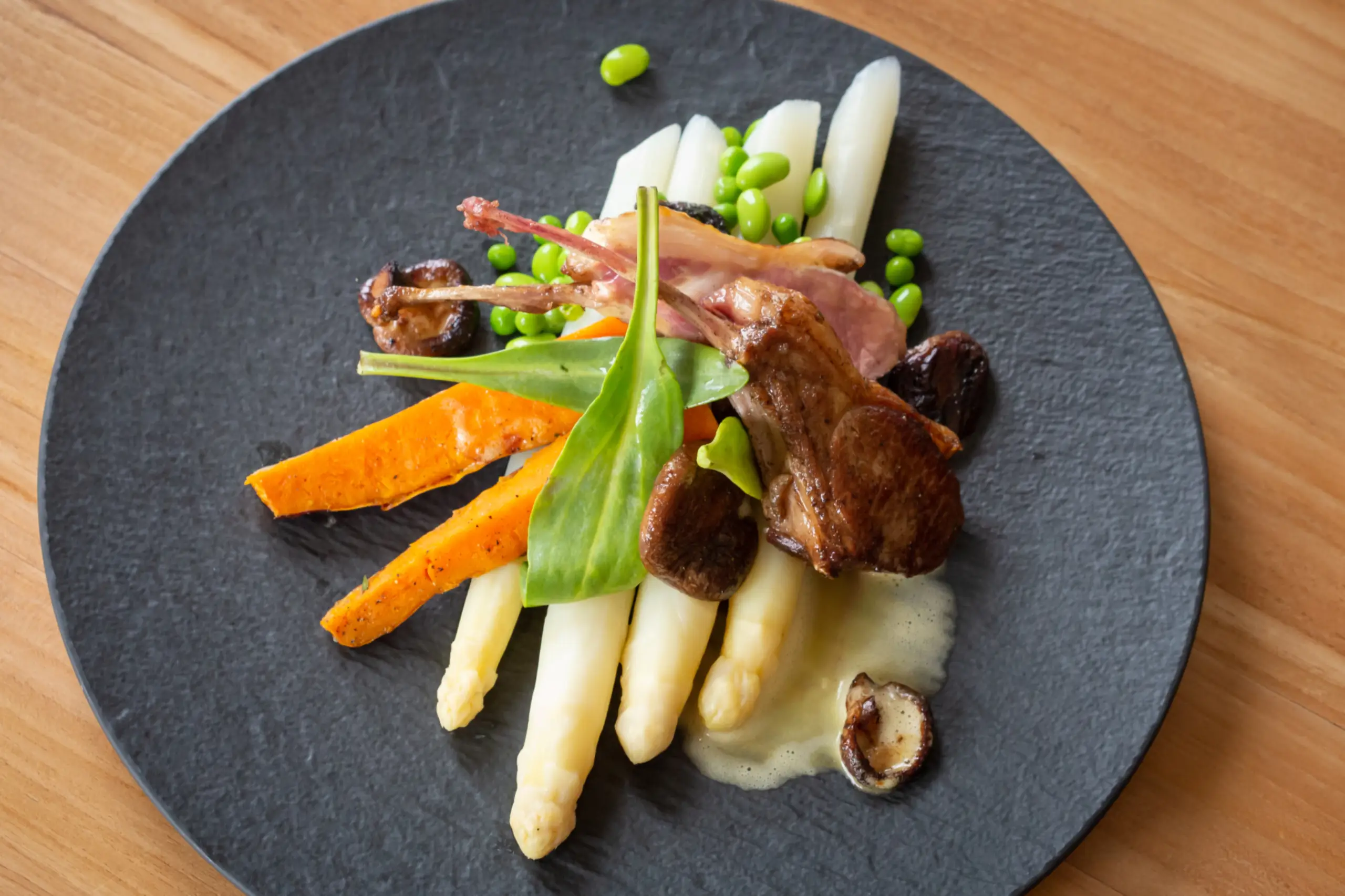 Asperges met lam en lamsoren bij Gusta
