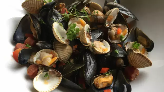 Mosselpannetje met kokkels en lamsworst VVV Texel Fotograaf Annette van Ruitenburg 2