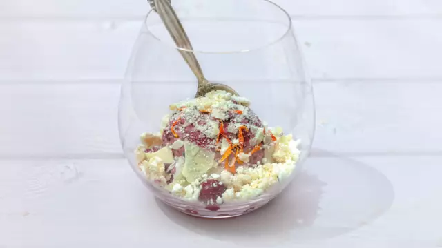 Eton mess met bosvruchten en zeewier meringue