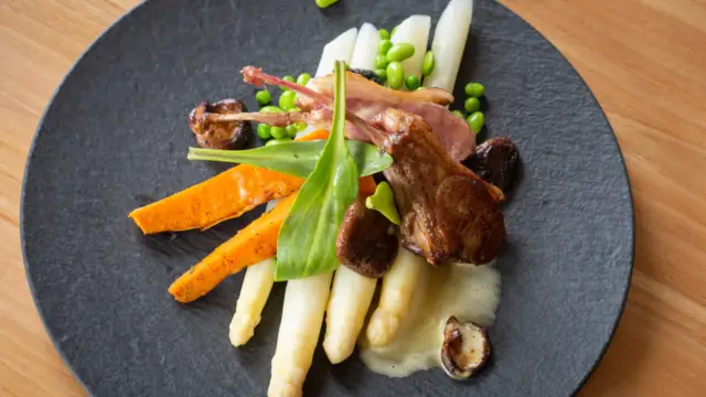 Asperges met lam en lamsoren bij Gusta