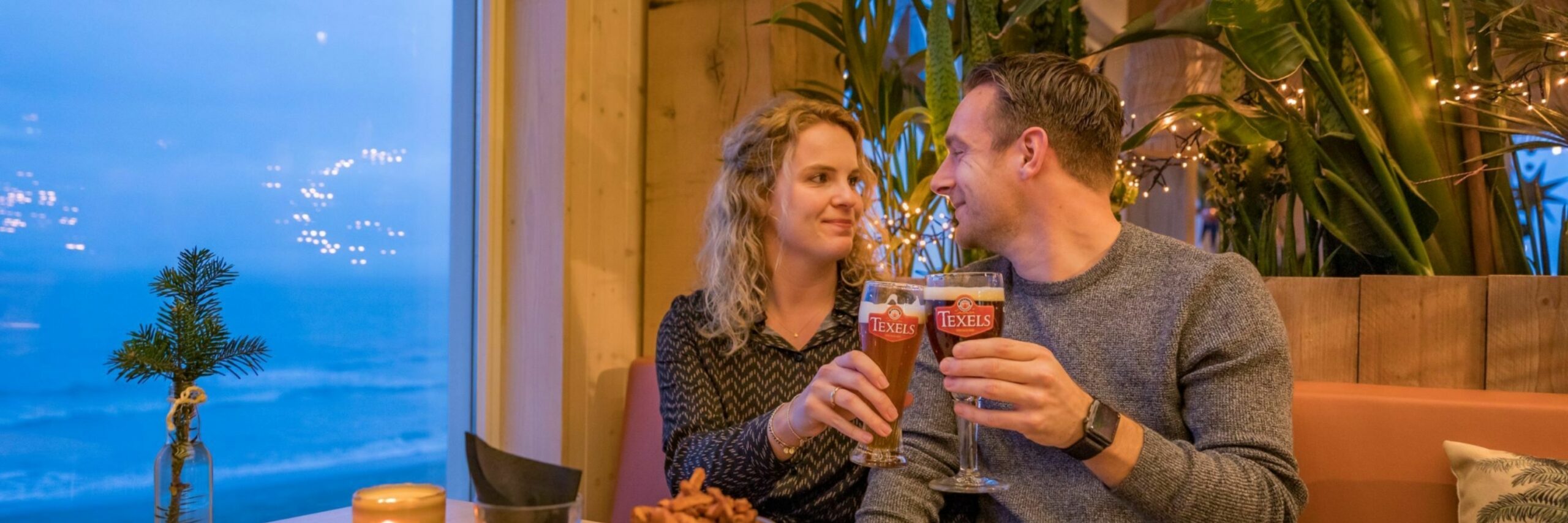 Stel met Texels biertje bij Gastropaviljoen XV VVV Texel fotograaf Evalien Weterings 4