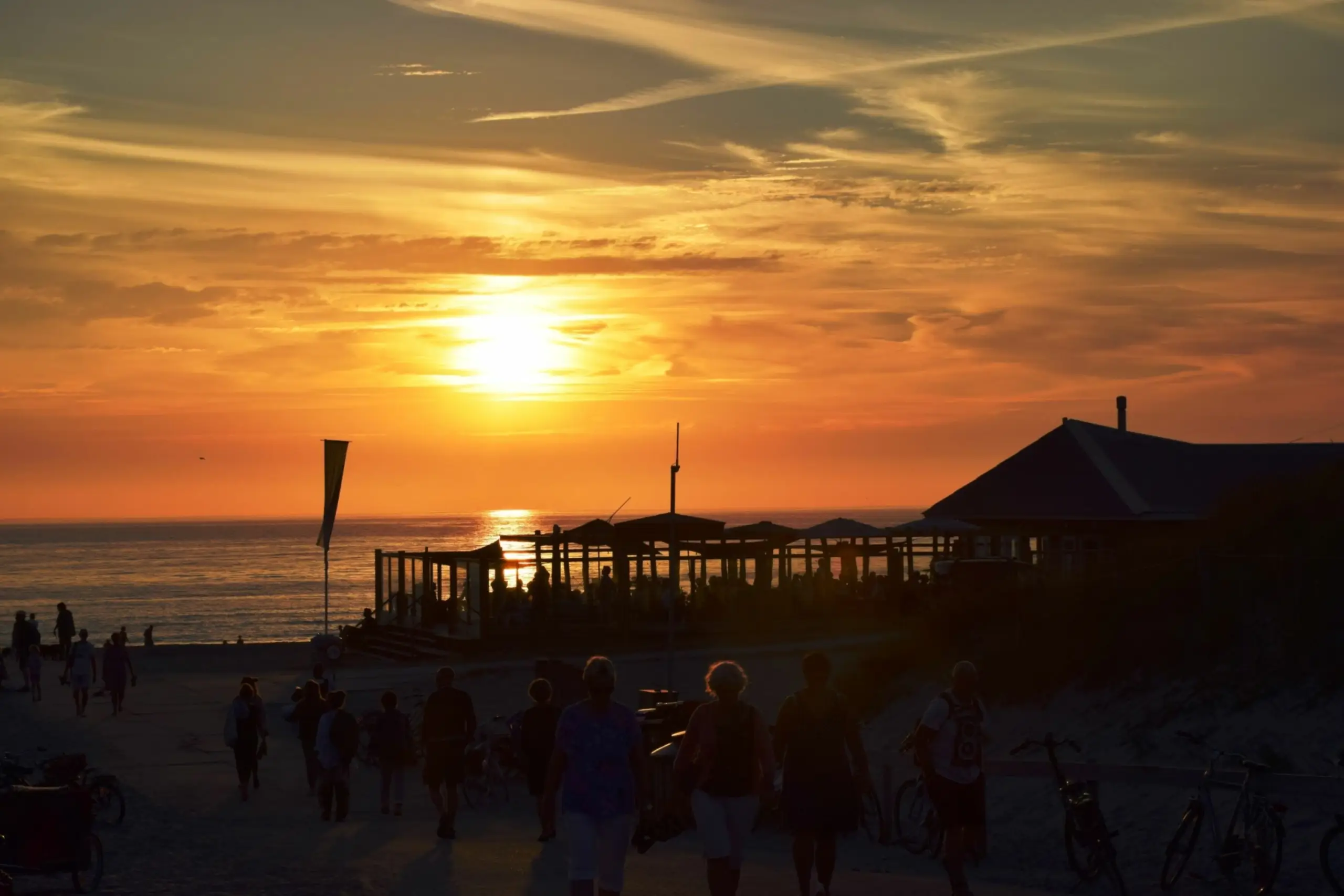 Strandpavillon bei Sonnenuntergang