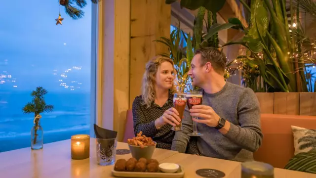 Stel met Texels biertje bij Gastropaviljoen XV VVV Texel fotograaf Evalien Weterings 4