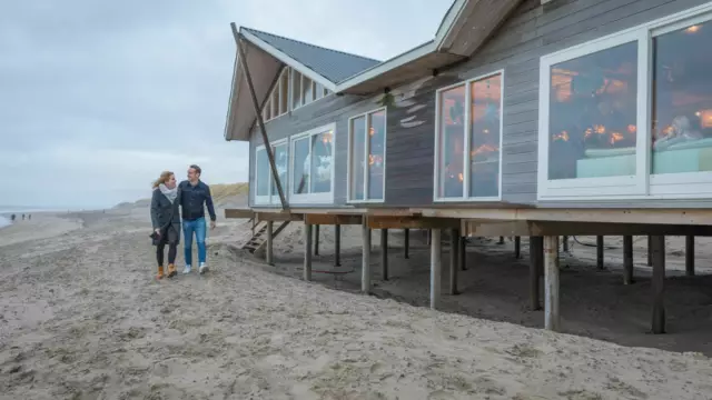 Strandpaviljoen geopend in de winter VVV Texel fotograaf Evalien Weterings