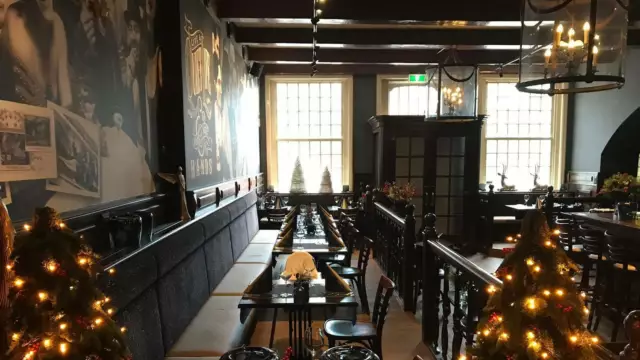 Kerstversiering bij restaurant Hotel de Lindeboom VVV Texel