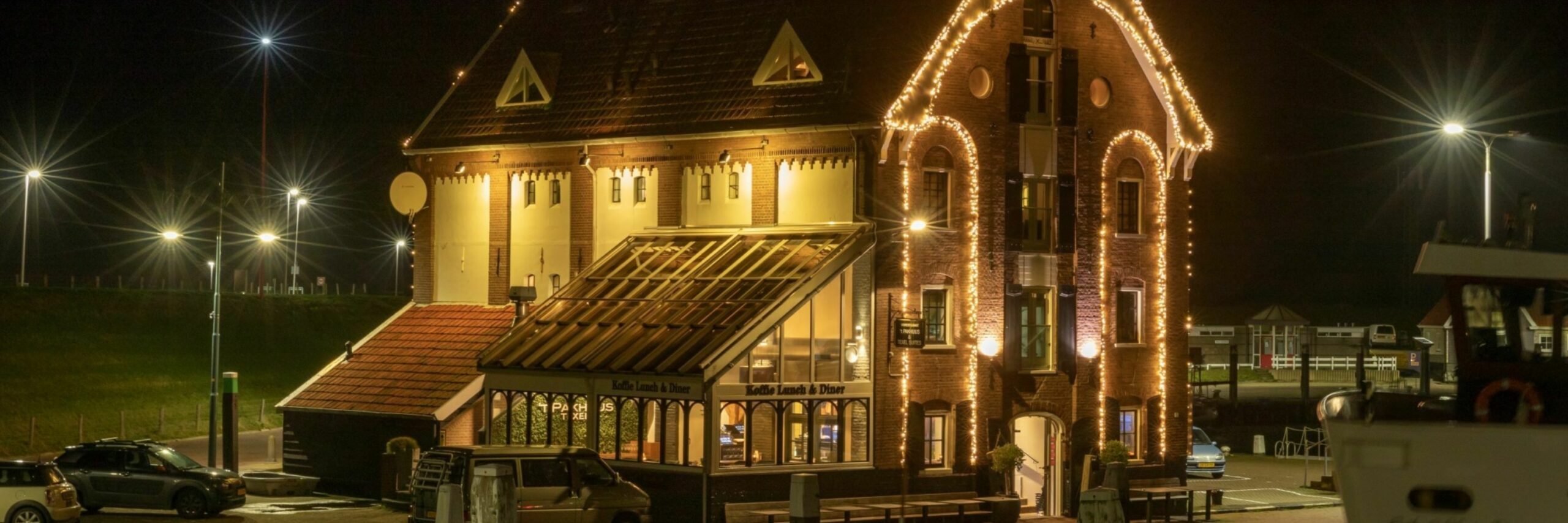 Pakhuus op de haven van Oudeschild met sfeerverlichting