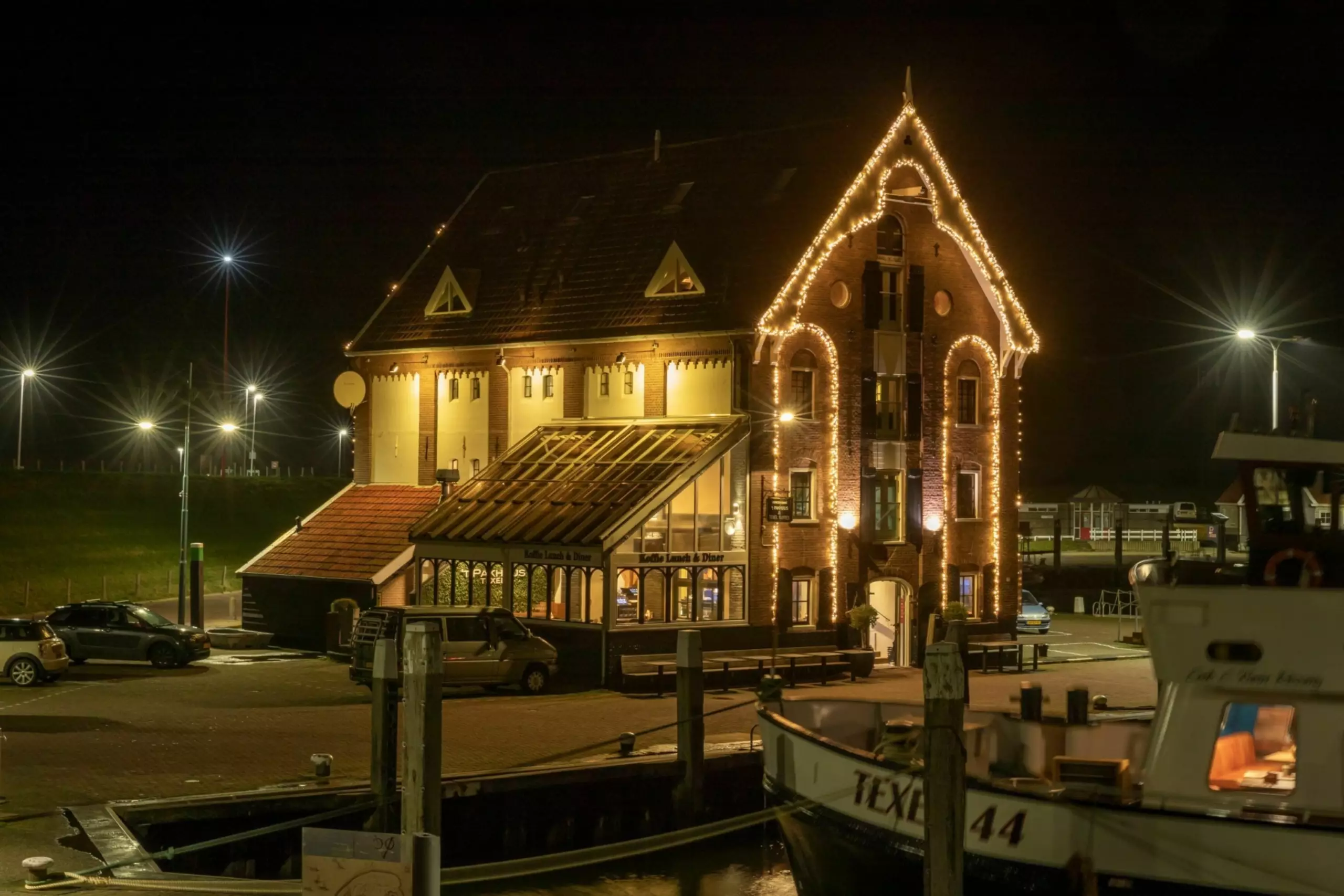 Pakhuus op de haven van Oudeschild met sfeerverlichting