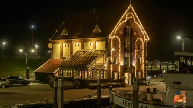 Pakhuus op de haven van Oudeschild met sfeerverlichting