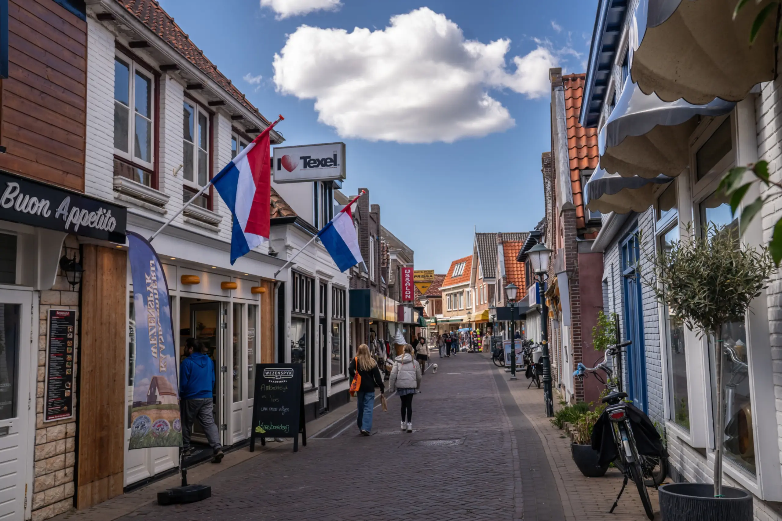 Vlaggen in de Weverstraat op 5 mei