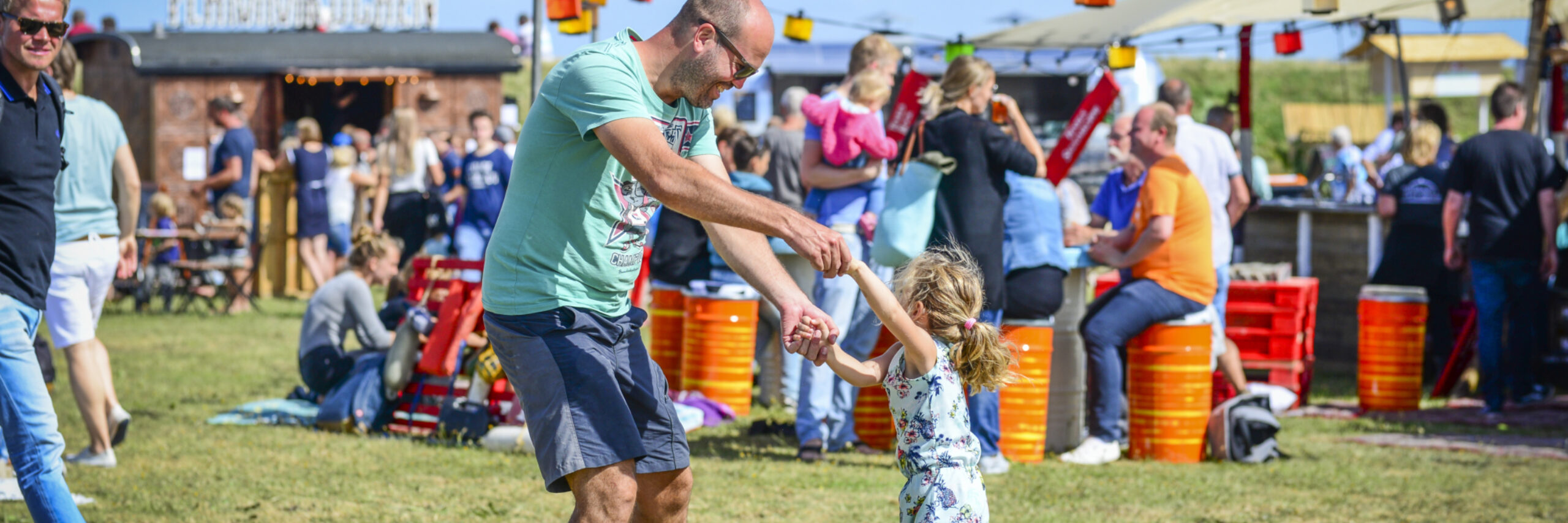 Beach Food Festival dansende vader en kind 2017 VVV Texel Liselotte Schoo