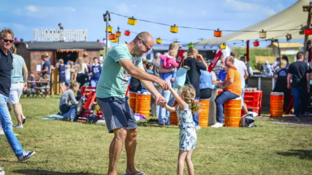 Beach Food Festival dansende vader en kind 2017 VVV Texel Liselotte Schoo