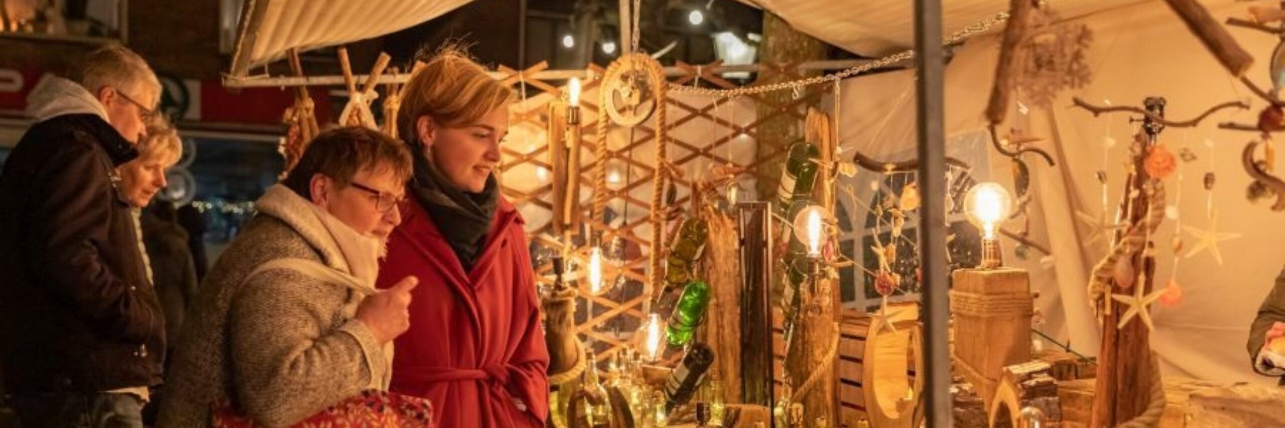 Moeder en dochter bij Kerstmarkt Oosterend