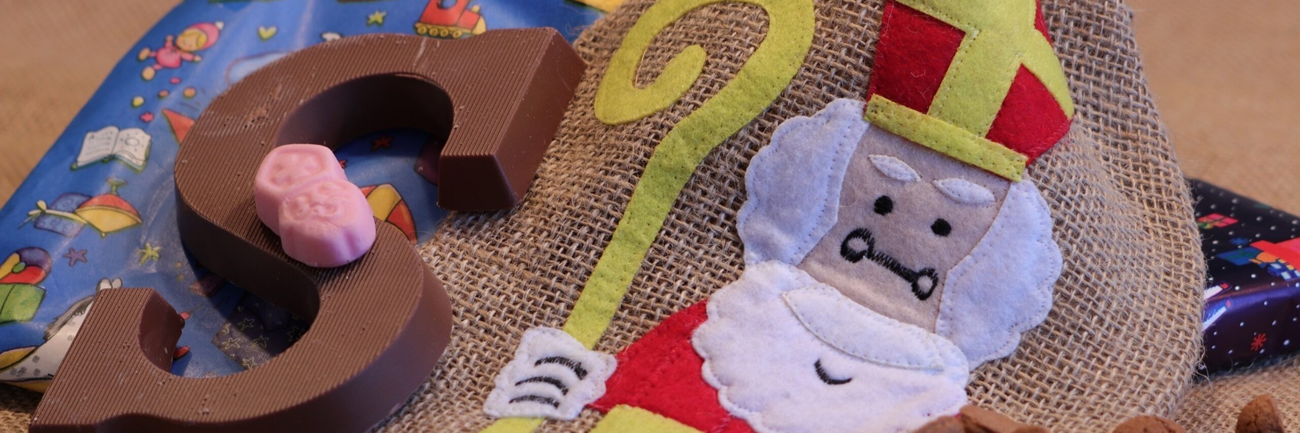 Snoepgoed en zakje met Sinterklaas VVV Texel