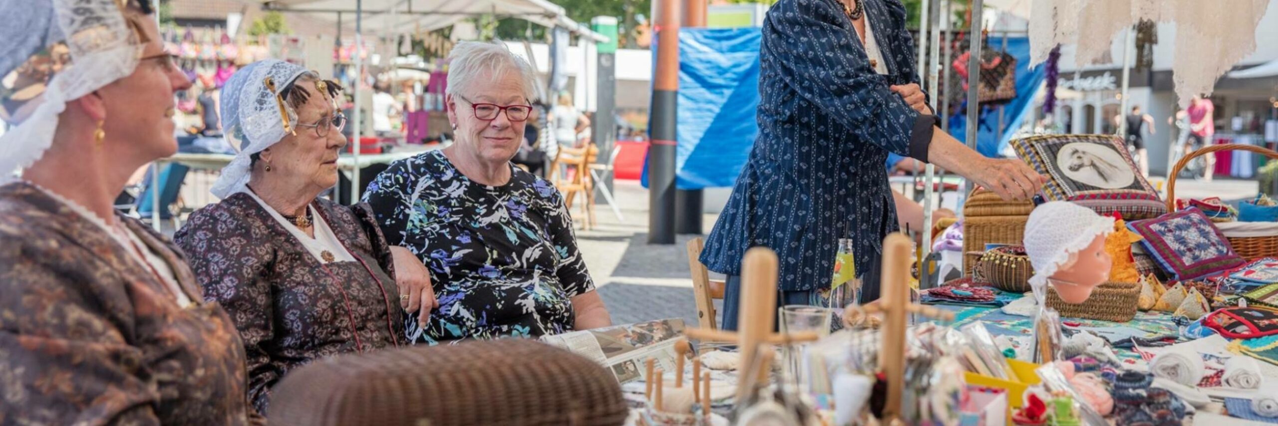 Vrouwen in klederdracht zomermarkt Den Burg VVV Texel