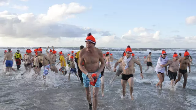 De nieuwjaarsduik op Texel VVV Texel fotograaf Liselotte Schoo
