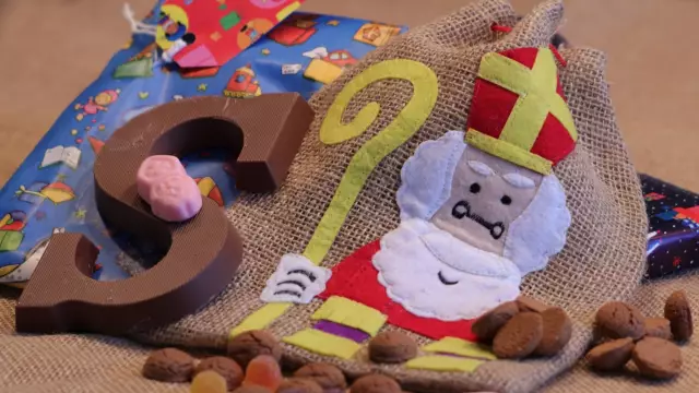 Snoepgoed en zakje met Sinterklaas VVV Texel