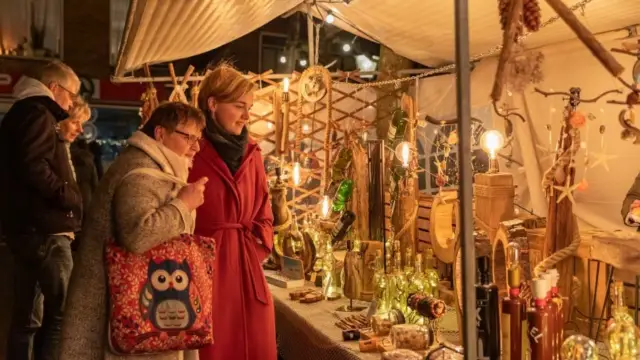 Moeder en dochter bij Kerstmarkt Oosterend