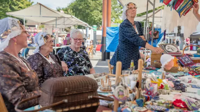 Vrouwen in klederdracht zomermarkt Den Burg VVV Texel