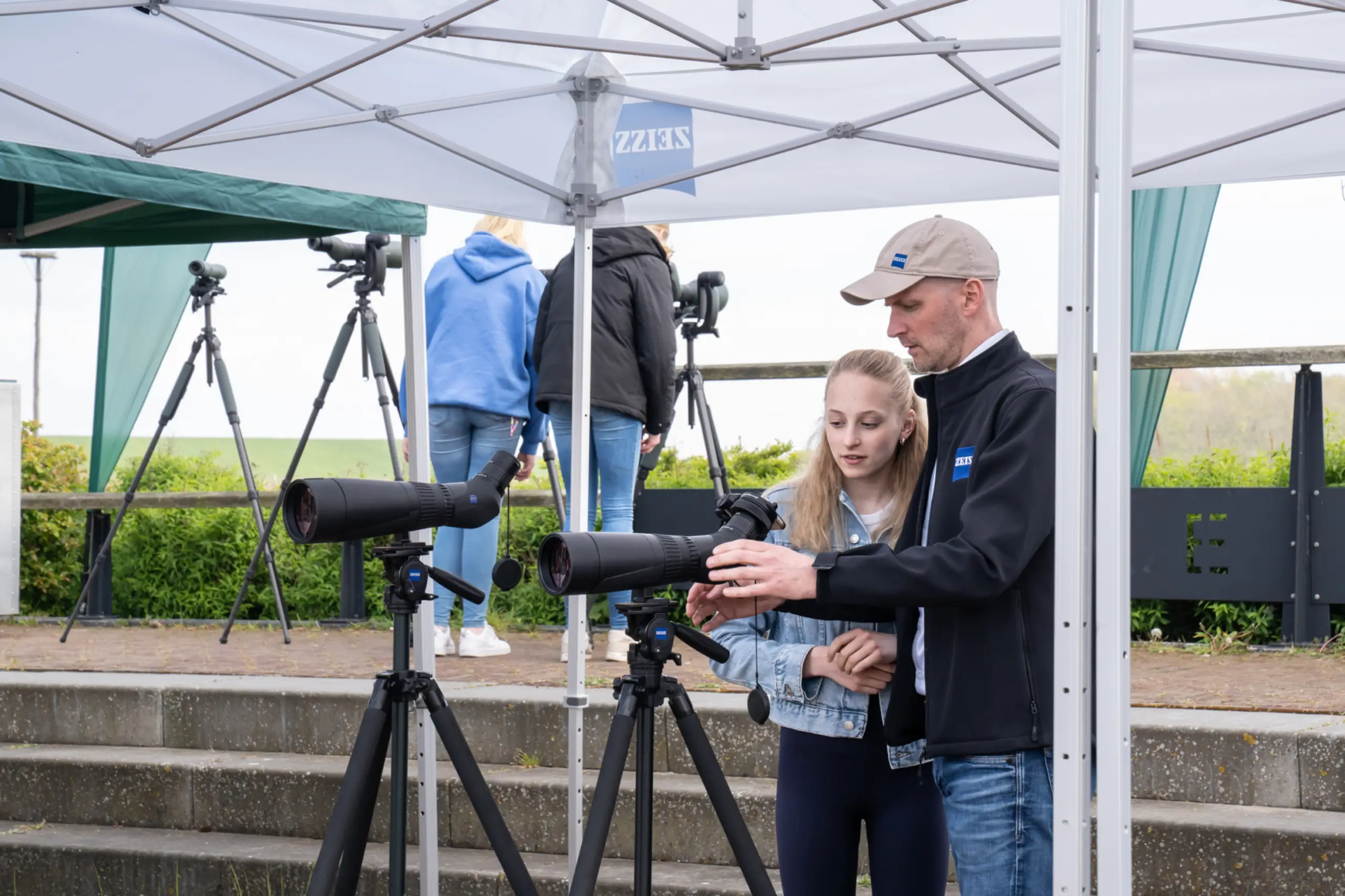Verrekijkers tijdens de Optiekshow - Wadden Vogelfestival