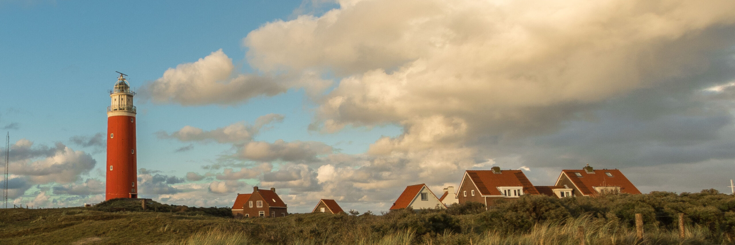 De vuurtoren met de huizen VVV Texel fotograaf Charles van Veen
