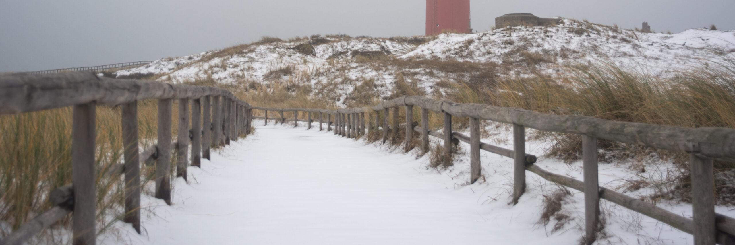 Vuurtoren in de sneeuw