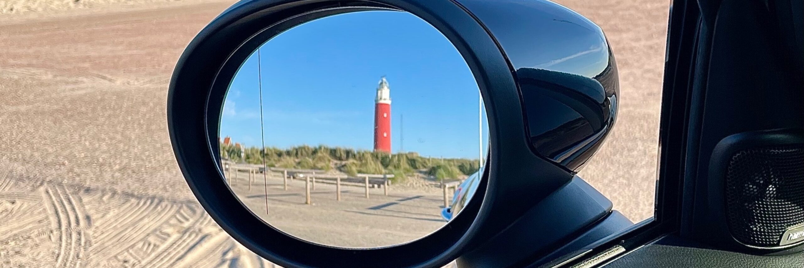 Vuurtoren in een spiel van auto VVV Texel fotograaf Ger Termoshuizen