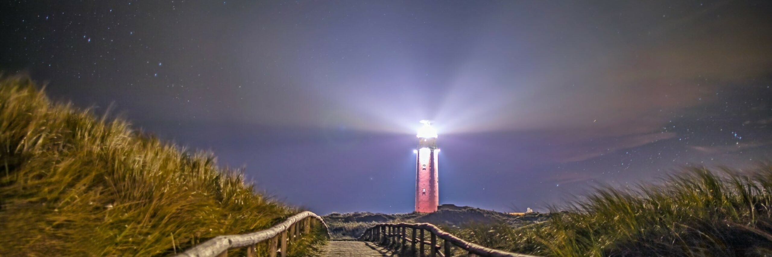 Vuurtoren met licht in de nacht