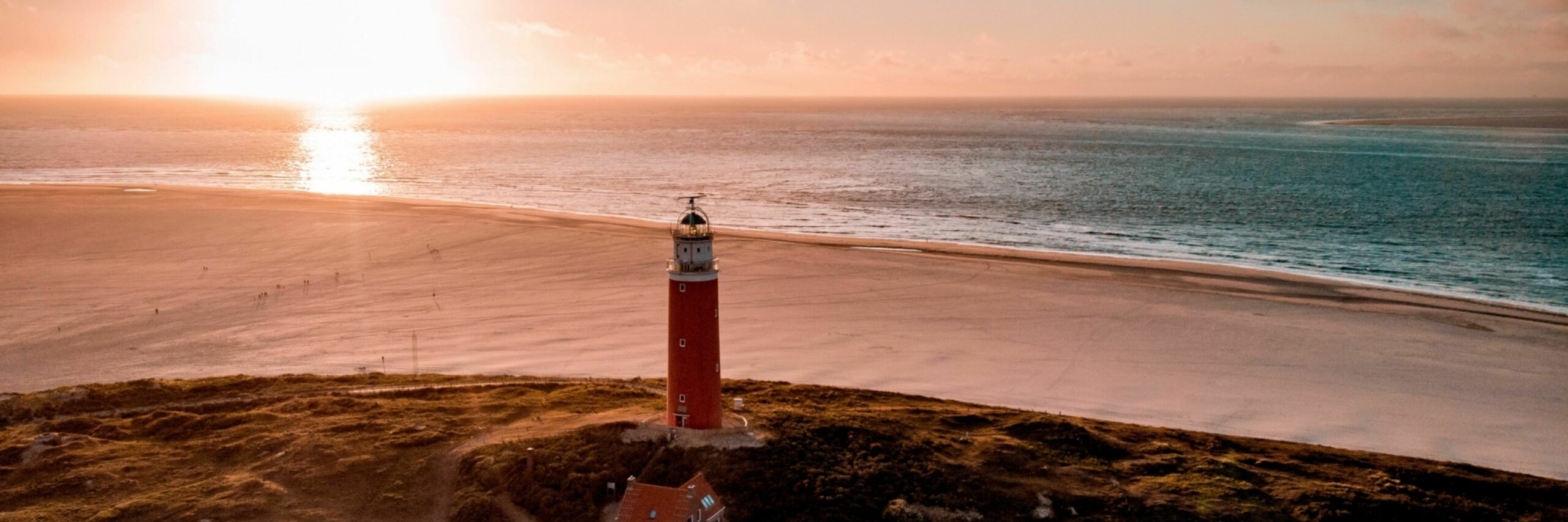 Vuurtoren met zonsondergang VVV Texel