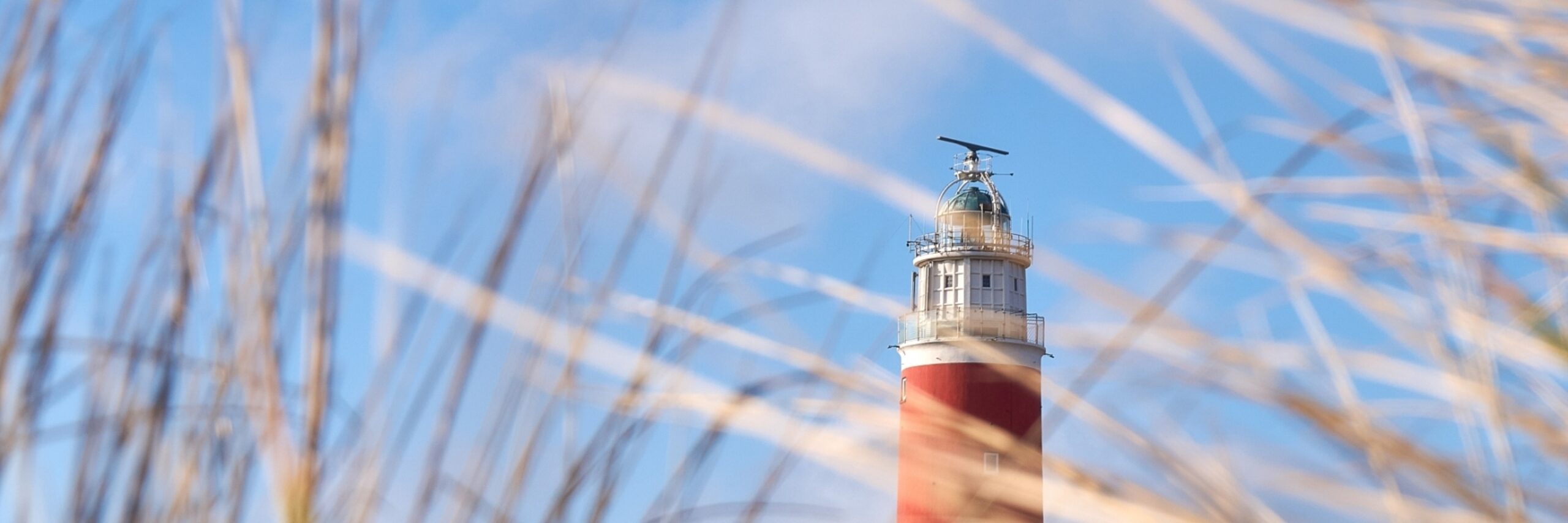 Vuurtoren tussen het helmgras