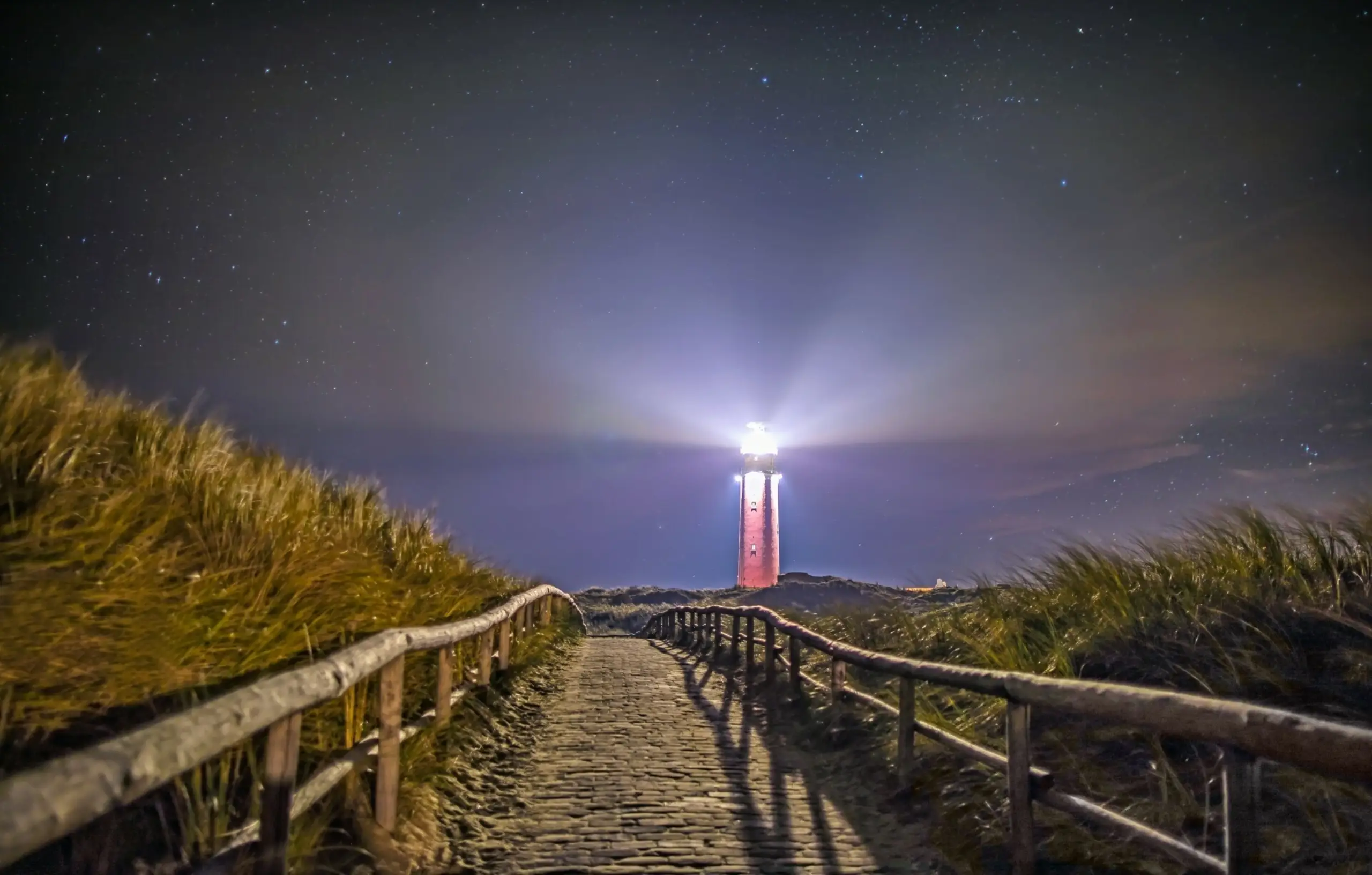 Vuurtoren met licht in de nacht