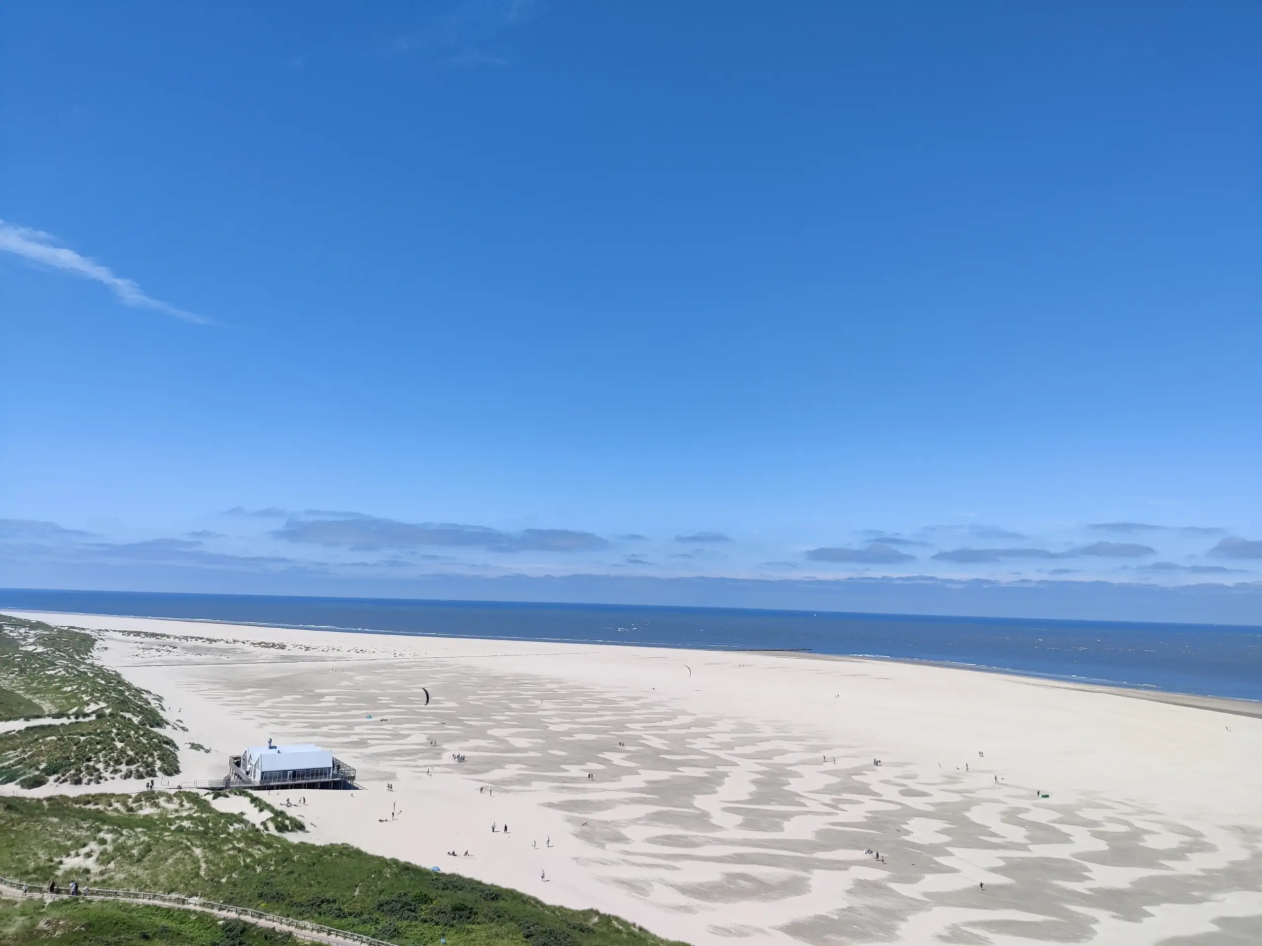 Strand vanaf de vuurtoren