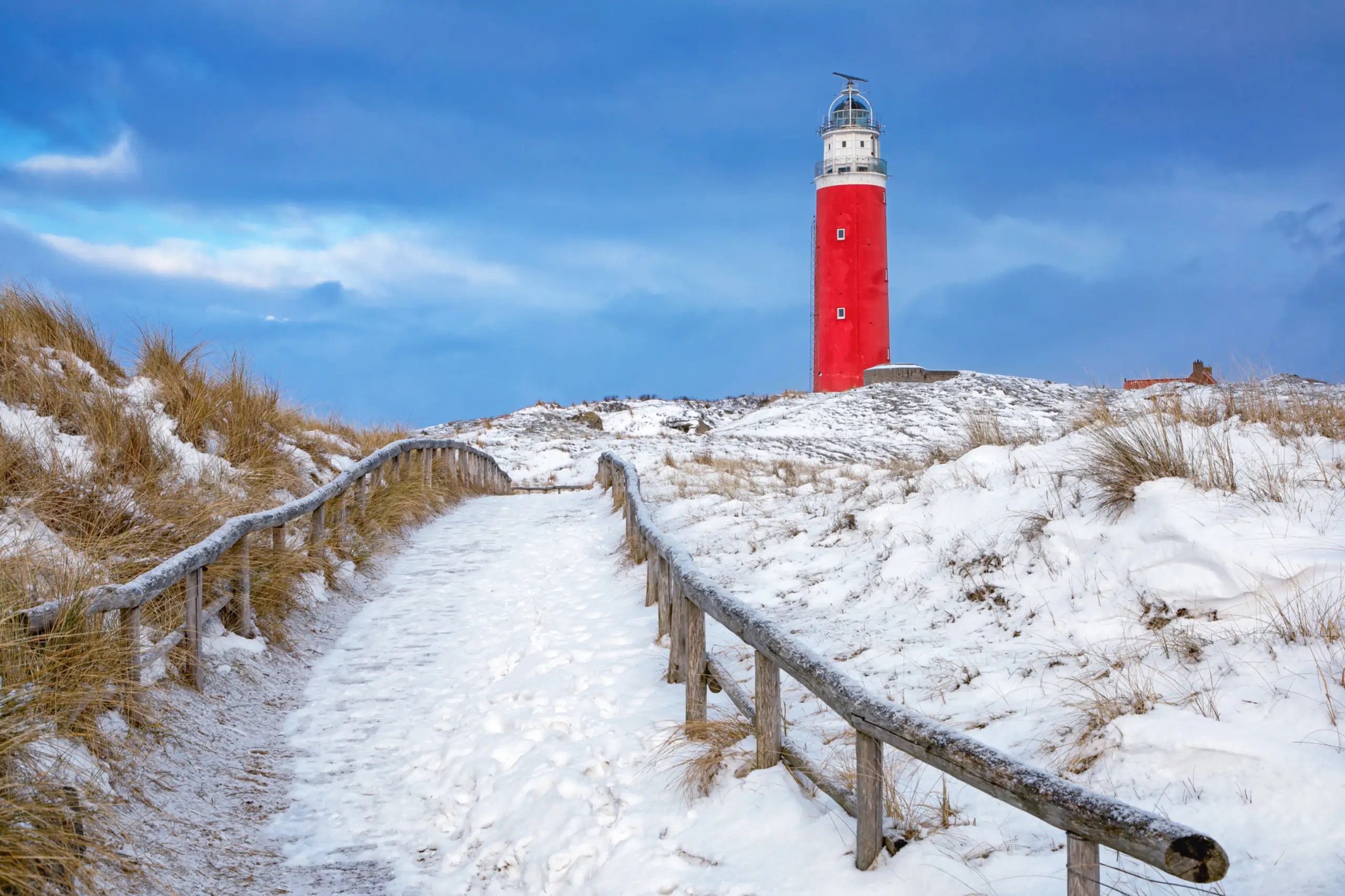 Winter, sneeuw bij de vuurtoren