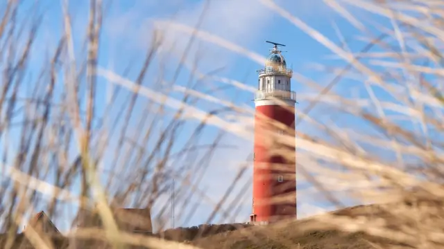 Vuurtoren tussen het helmgras