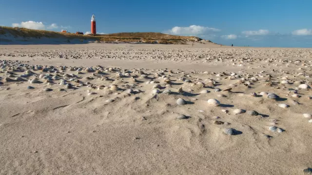 Vuurtoren met zandstrand VVV Texel fotograaf Justin Sinner