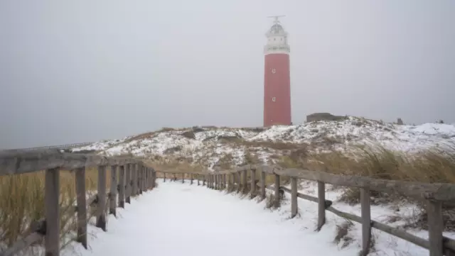 Vuurtoren in de sneeuw