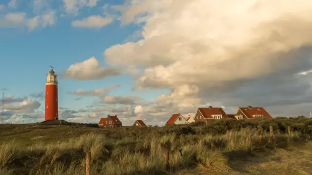 De vuurtoren met de huizen VVV Texel fotograaf Charles van Veen