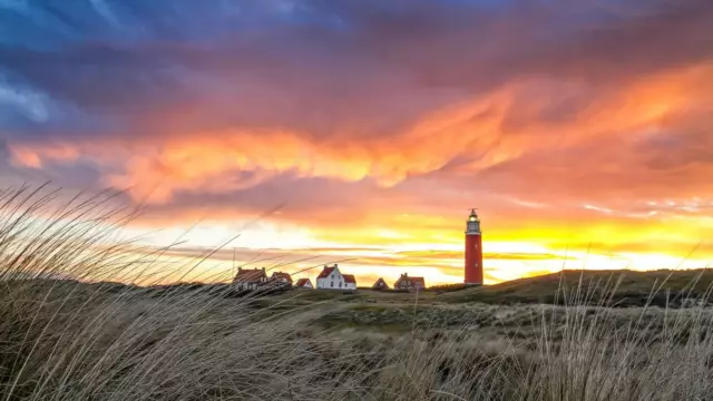 Vuurtoren met spannende wolkenluchten